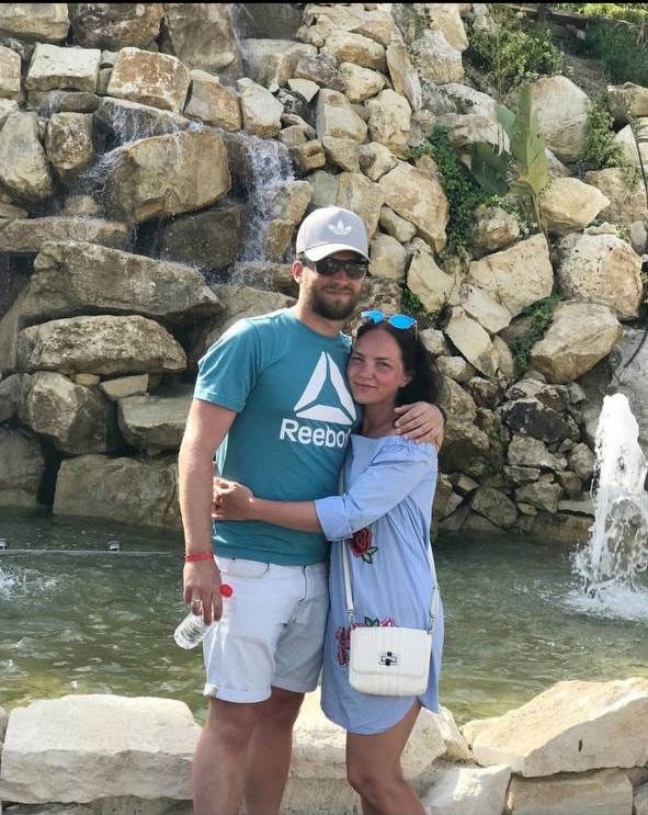 Всем привет! Меня зовут Юля, здесь я делюсь классными рецептами и просто своей жизнью. Давайте дружить! Захотелось показать вам старую фотку: это мы во второй раз в жизни полетели за границу, 2019 год)