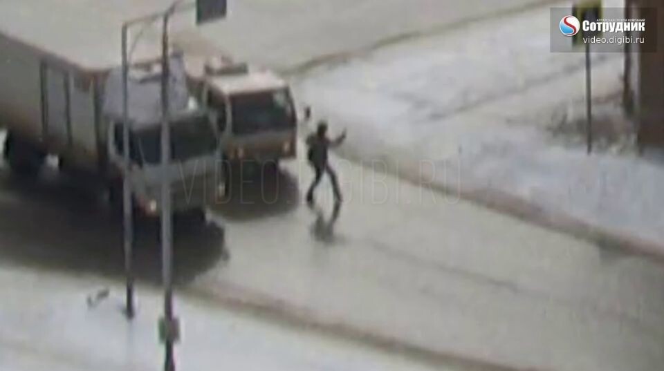    Момент ДТП. Источник: кадр видео с камеры, "Сотрудник"