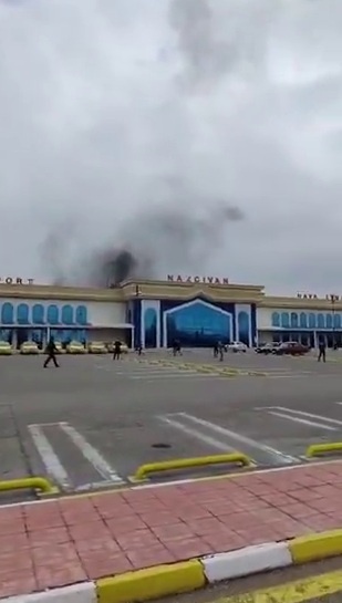    Дым, идущий из-за здания аэропорта Нахичевани. Кадр видео из соцсетей