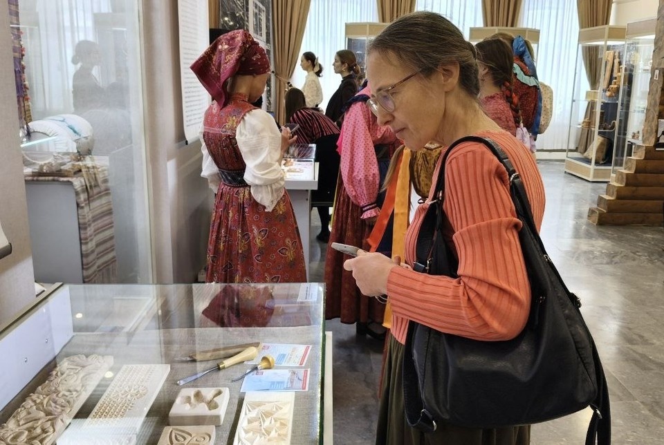    На выставке представили элементы костюмов, домашнюю утварь, изделия гончарного и столярного дела. Фото: пресс-служба Центра традиционной народной культуры Среднего Урала
