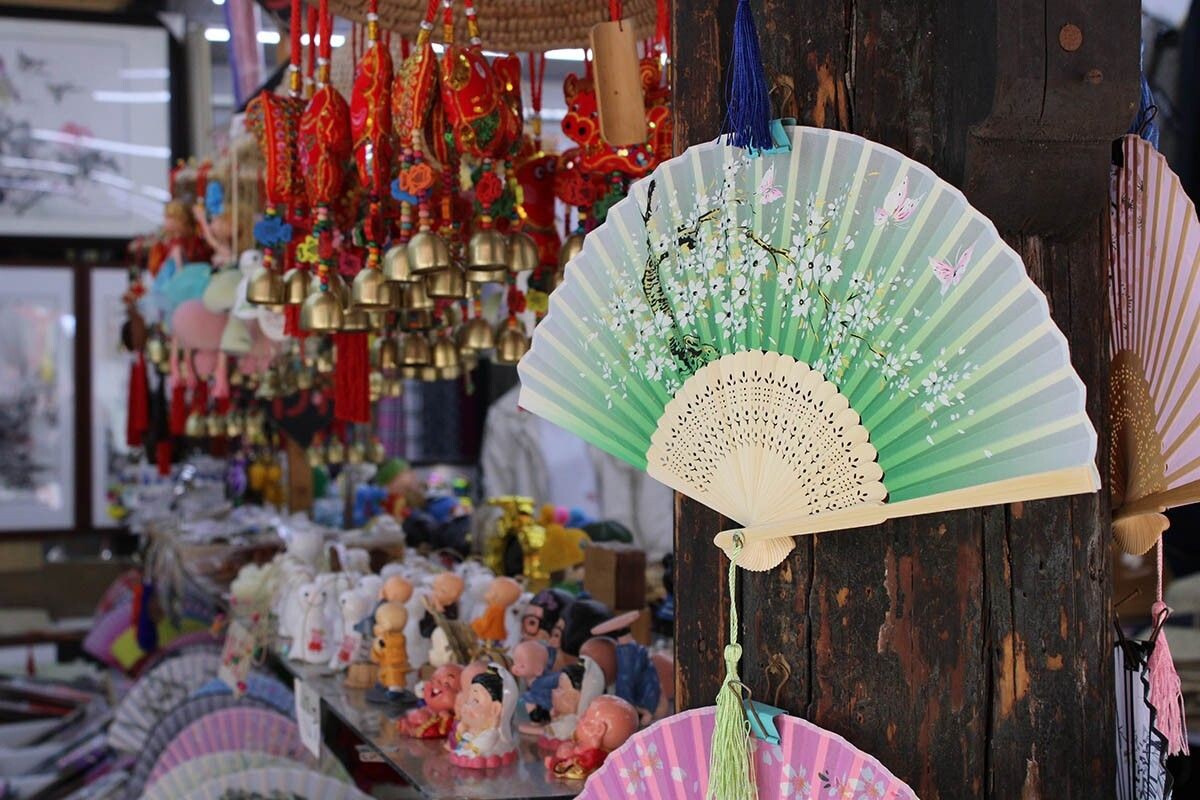 Традиционные китайские сувениры: веер, «музыка ветра» и китайский оберег. Источник: Axia_A / Shutterstock / FOTODOM📷

