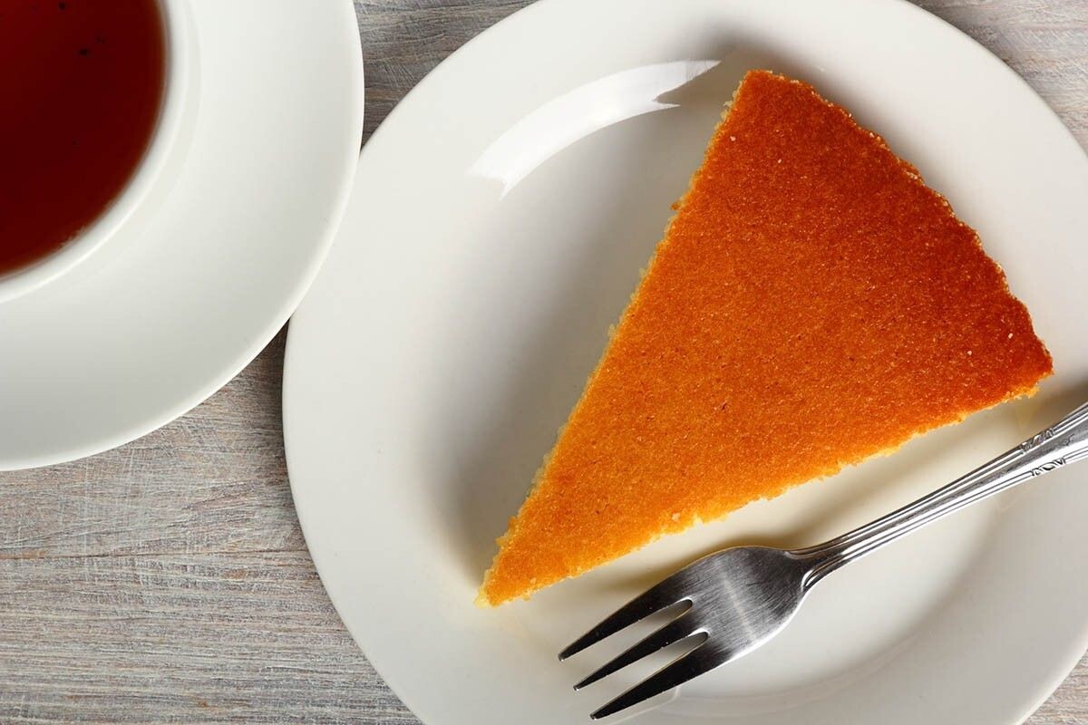 Манник — сладкий пирог, знакомый с детства. Пеките его по старинке или меняйте рецепт под свой вкус. Источник: ffolas / Shutterstock / FOTODOM📷
