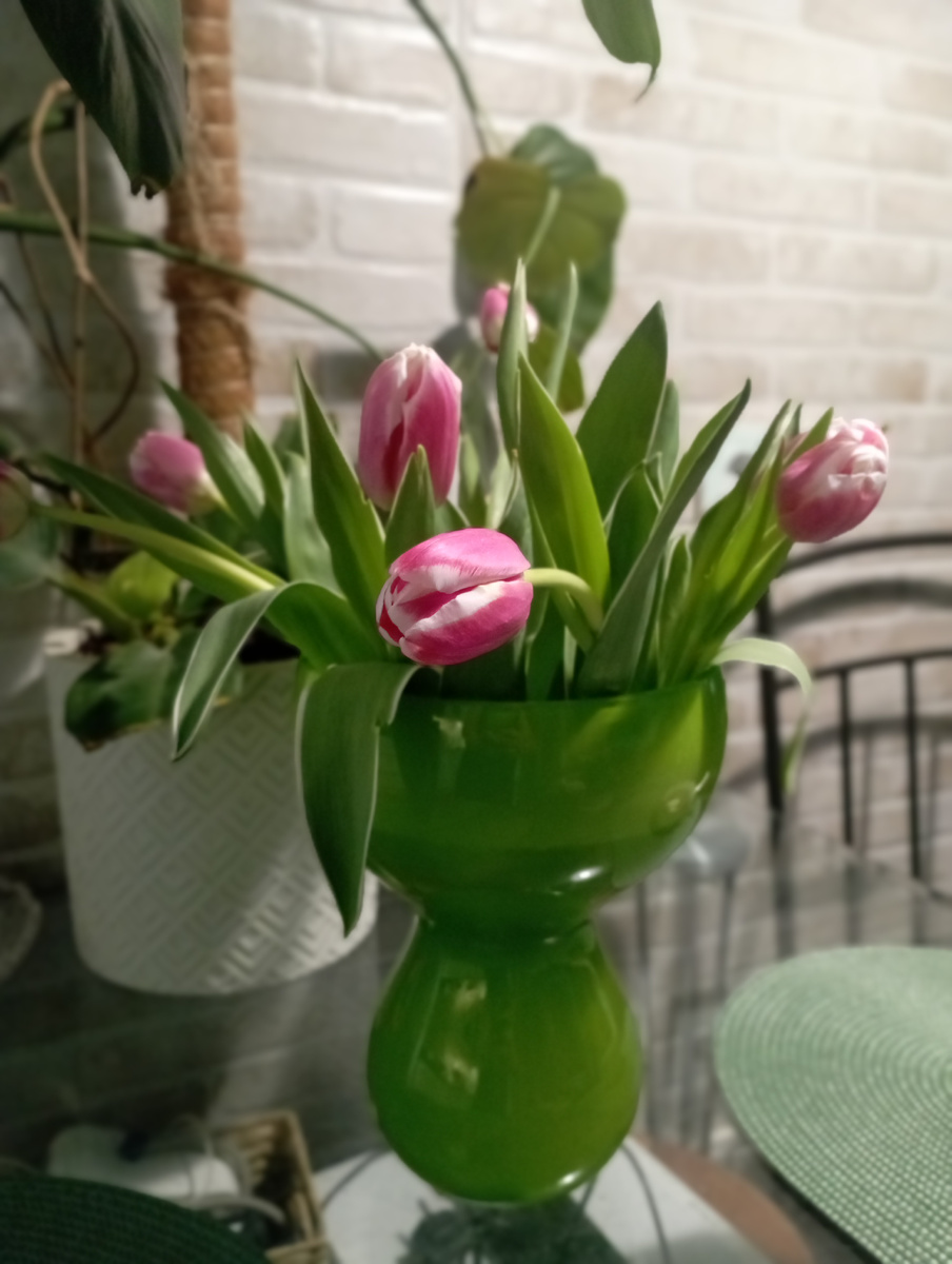 Женщина может говорить, что не любит получать цветы вот так, по поводу. Но всё равно, подарку будет рада 