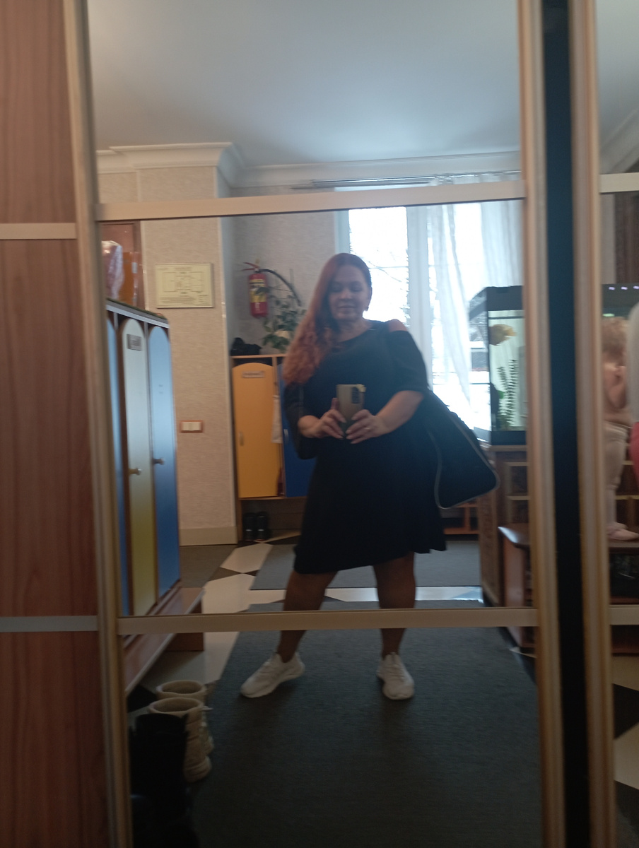 Обожаю белые тапки к платью. И большие сумки тоже люблю. Колготки лишние конечно, но зимой то я по улице не хожу в этих кроссовках. 