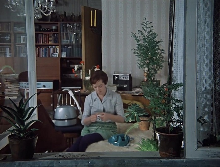 Книги в квартире Калугиной не для красоты - она их читает. / Скриншот.