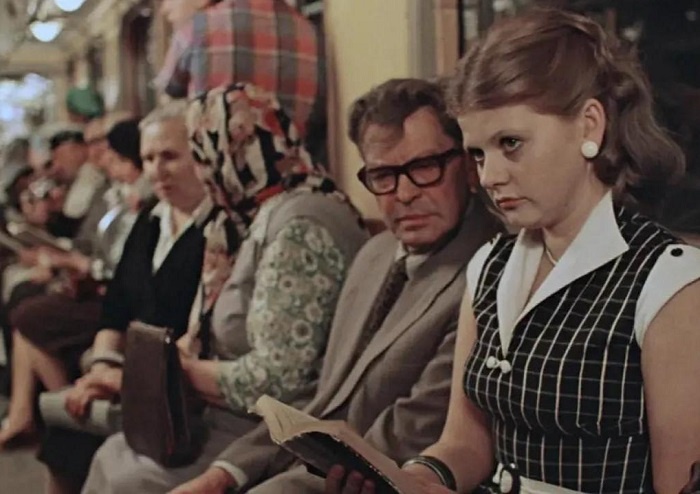 Людмилочка ловит женихов на ...книгу, как на живца. / Скриншот.