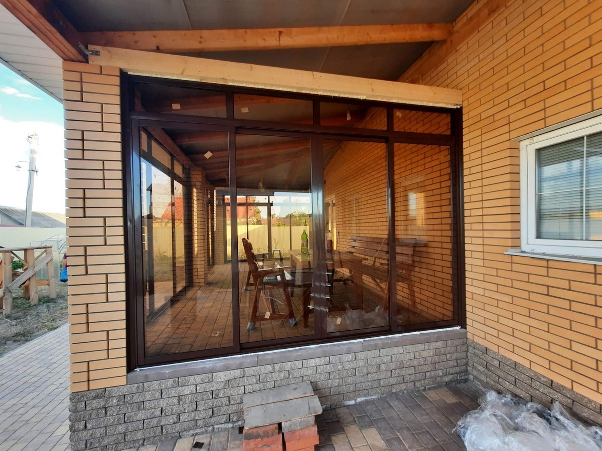 Остекление закрытой веранды с раздвижными конструкциями. 