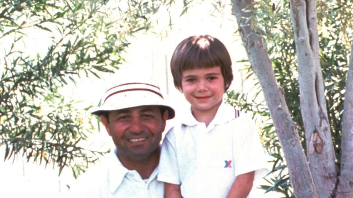Андре в детстве и его армянский папа 