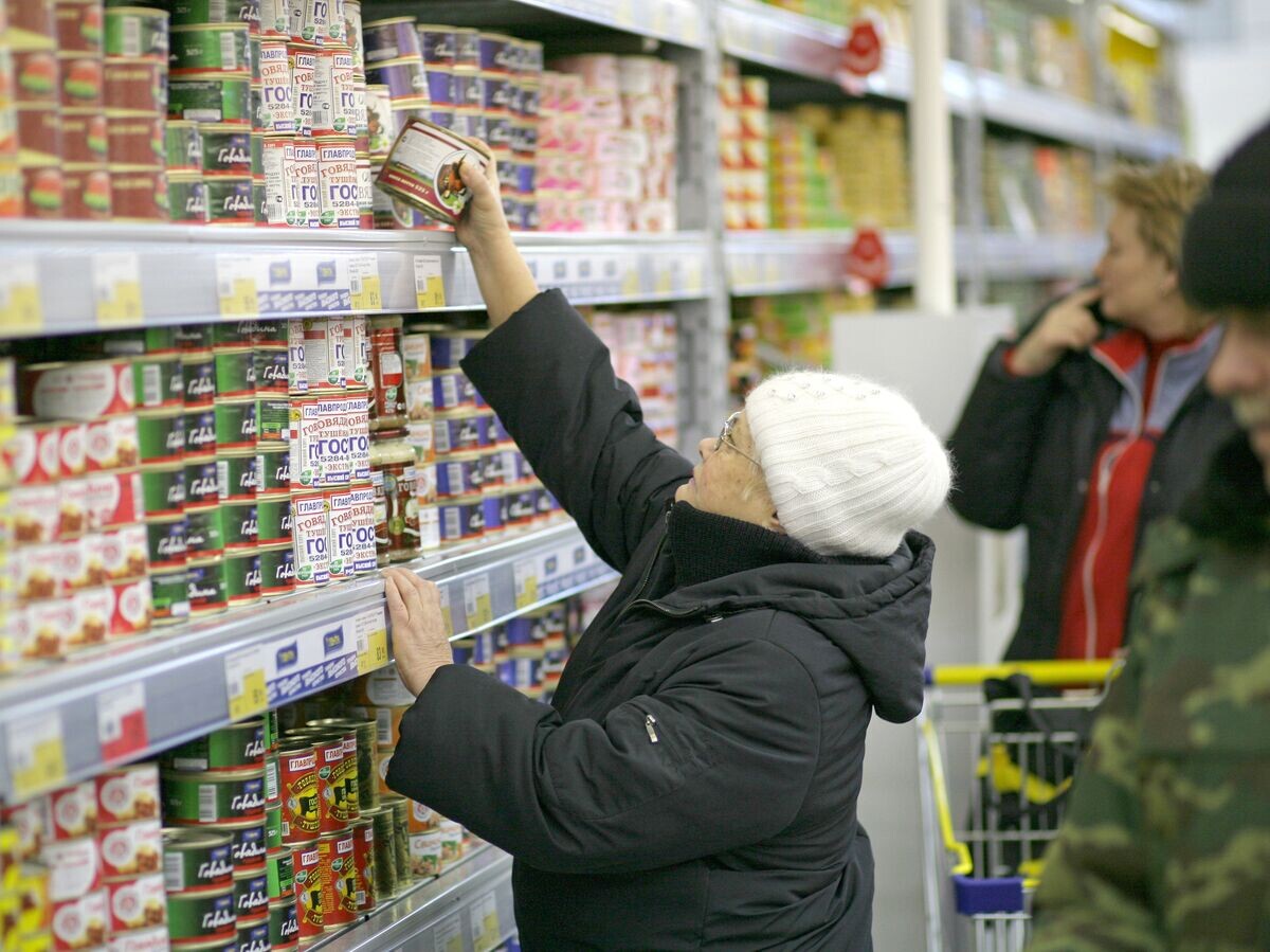    *Пенсионерка покупает тушенку© РИА Новости . Александр Кряжев