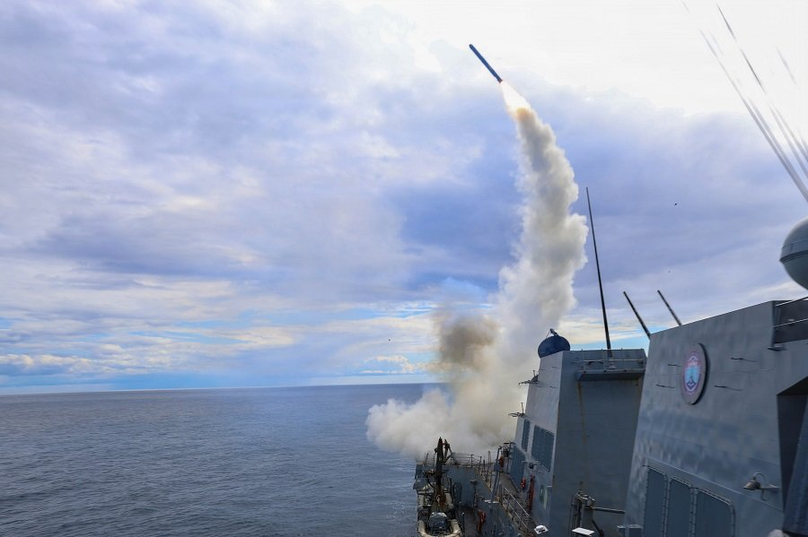 Запуск ракеты Tomahawk с эсминца USS Spruance класса Arleigh Burke во время операции вооруженных сил США против Ирана "Эпическая ярость" - Фото: Zuma\TASS