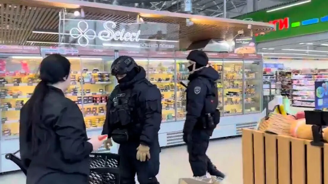    Рейд по «Перекресткам» в Невском районе. Фото: кадр видео ГУ МВД по Петербургу и Ленобласти