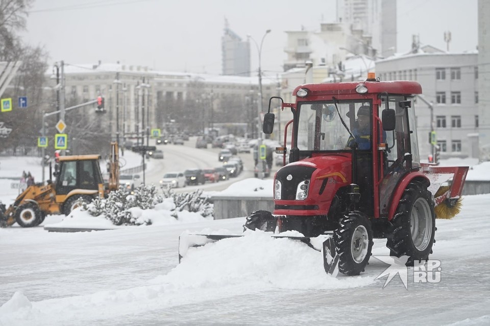   С последствиями снегопада борются круглосуточно Ольга ЮШКОВА