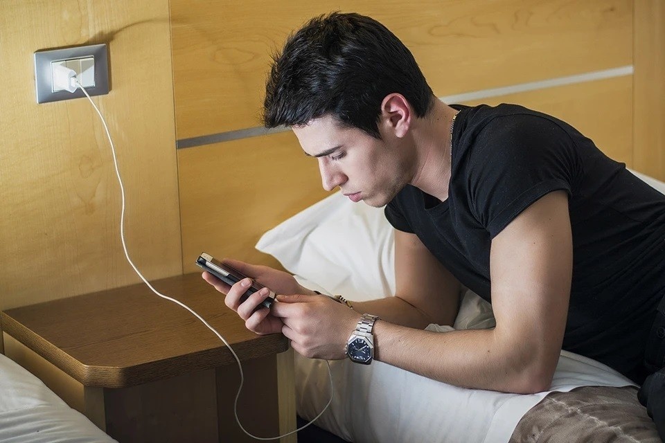   Смартфон у кровати может сбить режим сна и гормоны Shutterstock