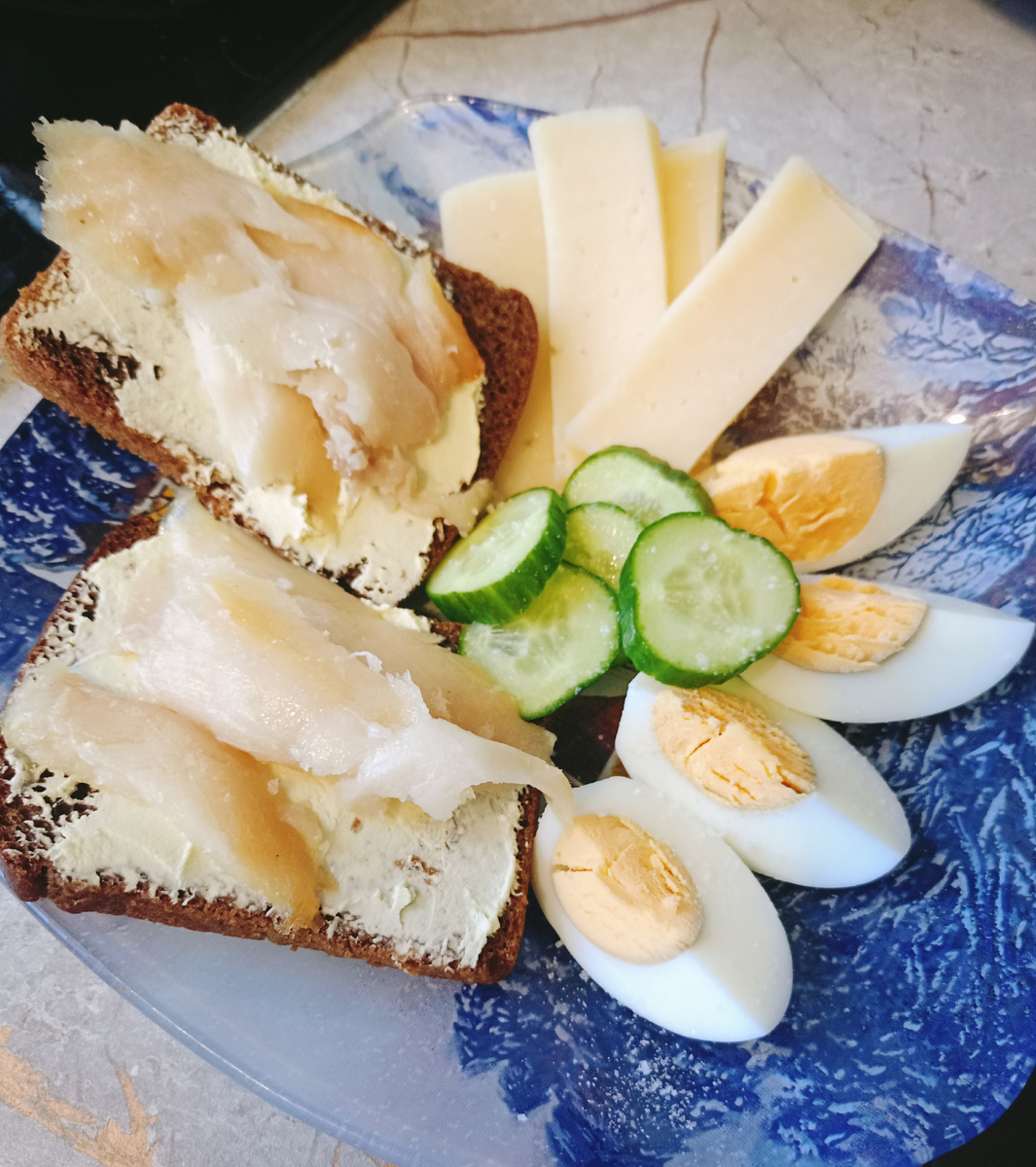 Фото моë. Бездрожжевой хлеб, творожный сыр, белая рыба. Яйцо, огурец, сыр. 