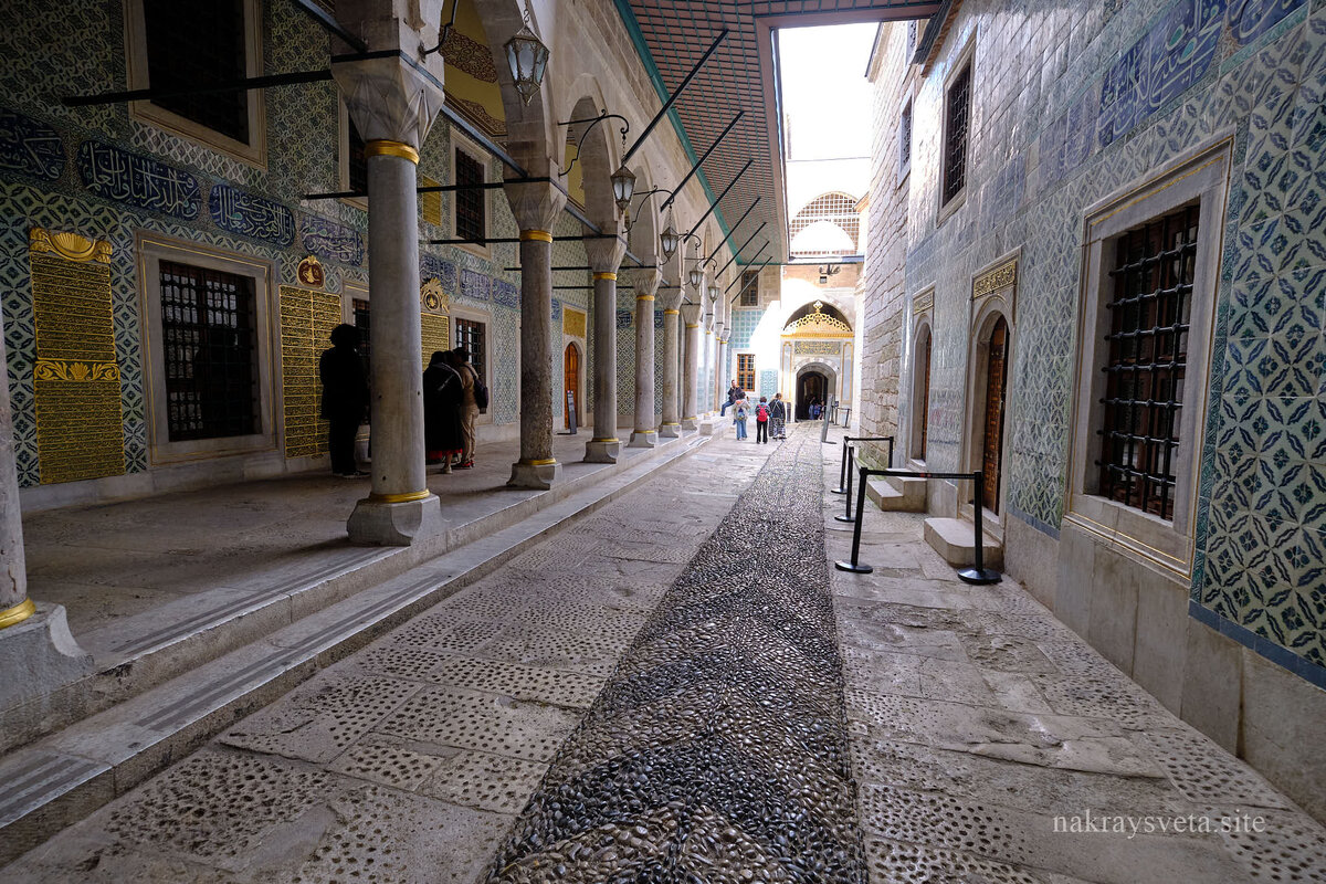 Двор черных евнухов. Многие черные евнухи, достигнув высоких должностей, тратили состояния на строительство фонтанов и мечетей в Стамбуле, оставляя после себя не только дворцовые интриги, но и архитектурное наследие