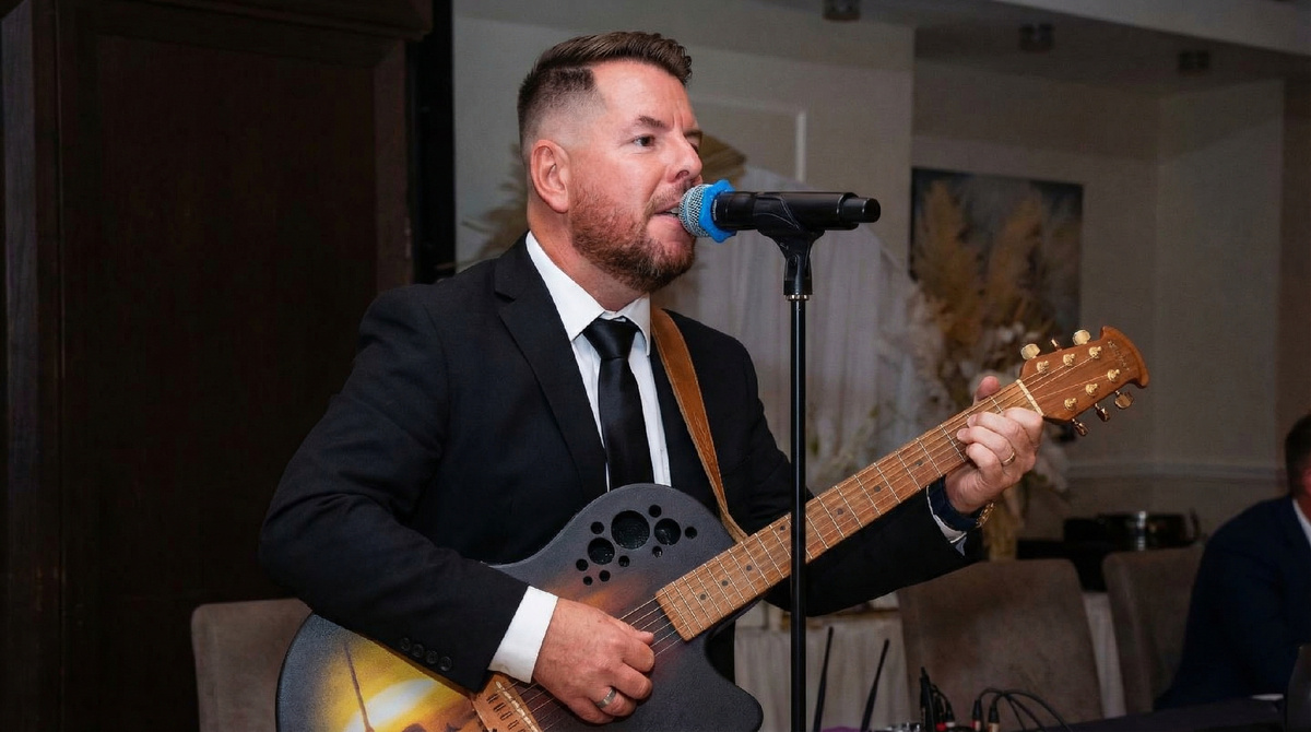 Как пригласить барда на мероприятие?
Поиск барда
Сегодня найти профессионального барда можно через социальные сети, сайты фрилансеров, музыкальные платформы и форумы. Часто барды размещают свои записи и видео на YouTube или Instagram, чтобы продемонстрировать свое творчество.

Обсуждение программы
Важно заранее обсудить с бардом программу мероприятия, чтобы он мог подготовить нужные песни, выбрать подходящий репертуар и организовать свое выступление в соответствии с вашими пожеланиями.

Договоренность по условиям
Как и в случае с любыми артистами, важно оговорить условия сотрудничества — продолжительность выступления, технические требования, гонорар и другие нюансы. Все это поможет избежать недоразумений и сделать мероприятие максимально комфортным для всех сторон.

Заключение
Приглашение барда на ваше событие — это способ добавить в него эмоций, творчества и уникальной атмосферы. Барды не только украсят ваш праздник, но и сделают его по-настоящему незабываемым, ведь их музыка способна тронуть самые глубины души. Не упустите шанс сделать ваше мероприятие особенным, пригласив барда, который наполнит его магией музыки и искренности. 