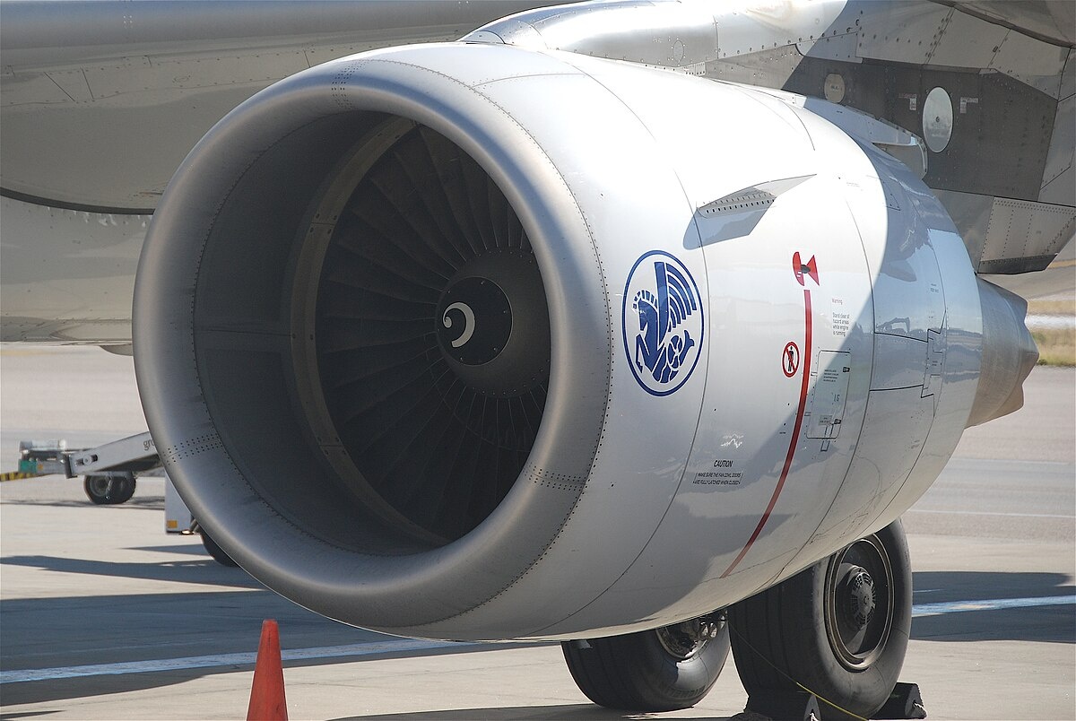 общий вид двигателя Airbus на крыле самолёта