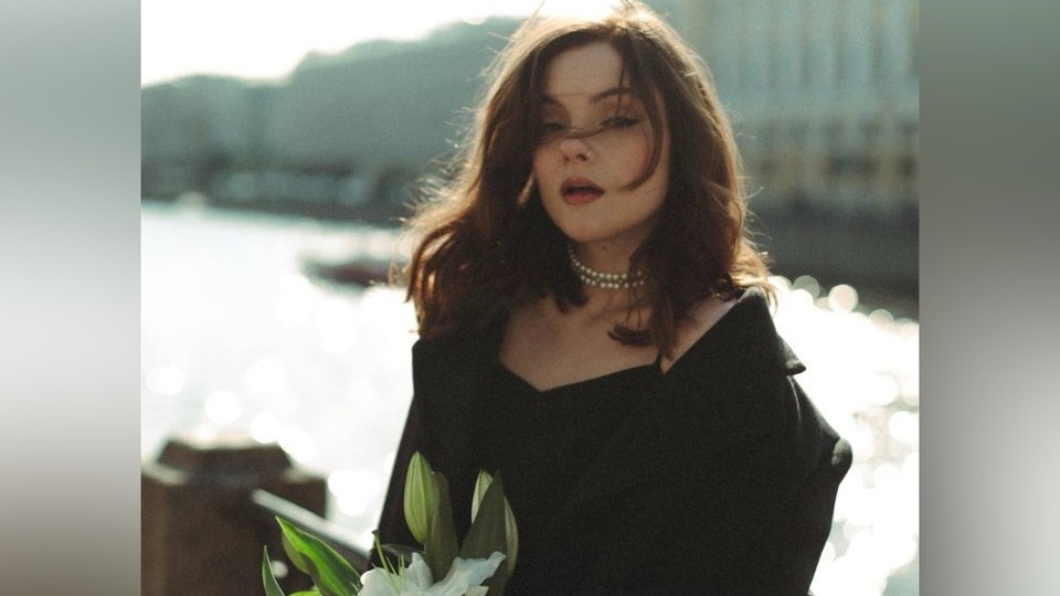 «Я была закулисным ребенком, внучкой «Лейтенанта Шмидта»: песня барнаульской певицы прозвучала в новом фильме известного режиссера