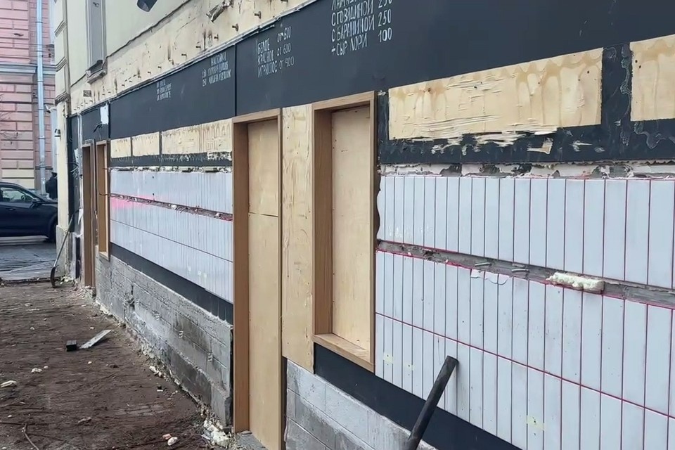    Бизнесмен обложил стену плиткой, провел инженерные коммуникации и прорубил новые входы. Фото: ККИ