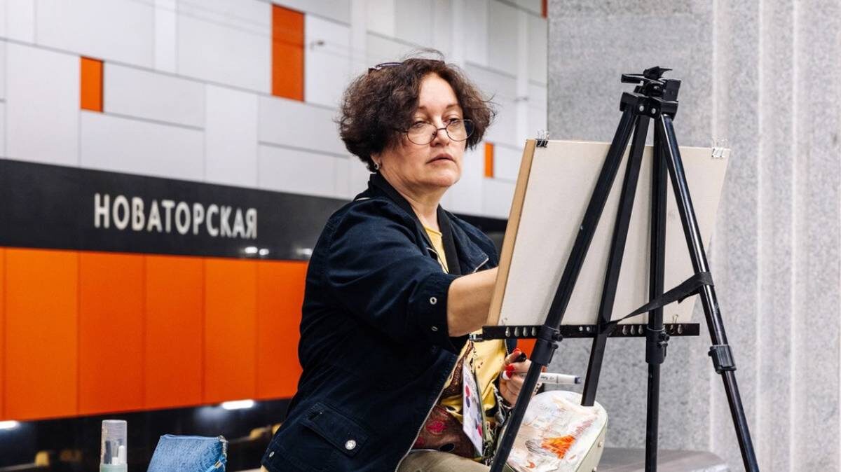    Художница проекта Ольга Качановская на «Новаторской» / Фото: Личный архив