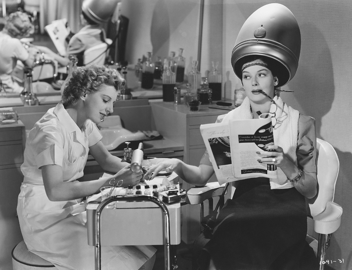 Денни Мур в роли мастера маникюра Ольги и Розалинд Рассел в роли Сильвии Фаулер. 1939 год.