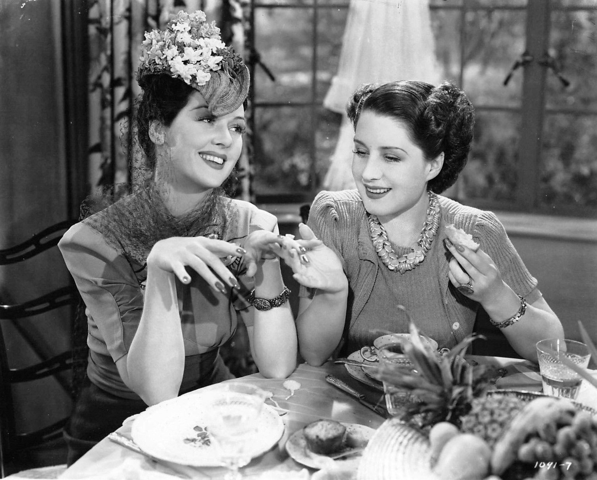Розалинд Рассел в роли Сильвии Фаулер и Норма Ширер в роли Мэри Хейнс. 1939 год.
