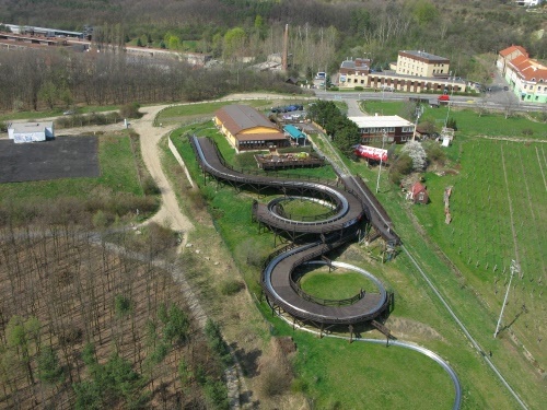 Взрослые — 6 спусков: 330 крон   Дети до 150 см, студенты — 6 спусков: 270 крон   Семьи — 12 спусков: 550 крон (для семей с детьми выше 100 см; 12 спусков — общее количество для всей группы).   Школы — 10 спусков: 300 крон (минимальная группа — 10 детей с учителем; действует только по будням; абонемент переносной).Летом для любителей спуска на санках доступен специальный парк с настоящей бобслейной трассой под названием «Bobova Draha». Её протяжённость составляет 800 метров.Развиваемая на санках максимальная скорость достигает примерно 60 км/ч. Трасса отличается большим количеством крутых виражей и двумя петлями, а сами сани оборудованы системой торможения.Прокат доступен для детей, достигших 8-летнего возраста. Младших посетителей допускают только в сопровождении взрослых.📷
В вечерние часы трасса эффектно подсвечивается. Для подъёма на стартовую точку используется механическая лента, поэтому не нужно тащить санки вручную.На территории комплекса также расположен канатный центр с детской игровой площадкой и ресторан.Доступ к бобслейной трассе в Праге.
📷
Точный адрес: Prosecka 906/34b.Добраться можно на автобусах № 140 или 185 от станций метро «Пальмовка» или « Просек».Официальный сайт: bobovadraha.cz.Время работы: ежедневно с 10:00 до 22:00.Стоимость посещения.
Взрослые: 70 крон   Дети ростом до 150 см: 50 крон   Студенты: 70 крон   Дети ростом до 100 см: Бесплатно!   Веревочный парк: Взрослые — 100 крон, дети — 100 крон (включая доступ к детскому батуту).   Батут для взрослых: ½ часа — 50 крон с человека (только в будни).Абонементы.
