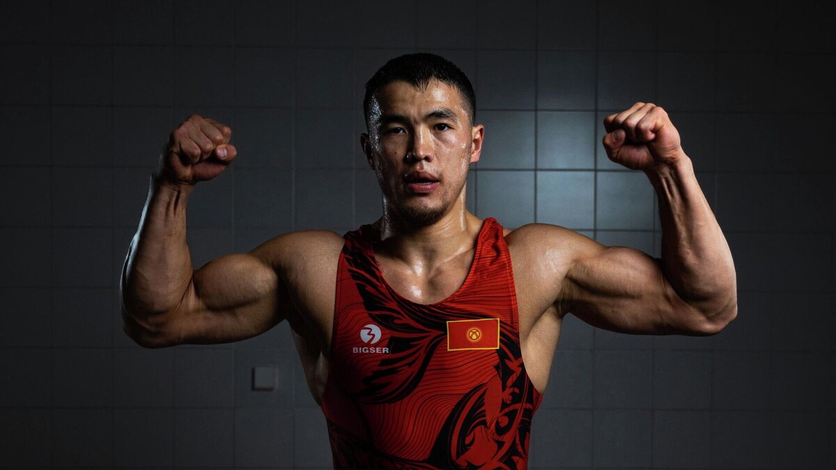    В подростковом возрасте кумиром Акжола Махмудова был российский борец Аслан Зубаиров, псевдоним которого - Акула. Вдохновленный кумиром, Махмудов выбрал для себя такой же псевдоним.