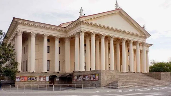 Зимний театр.