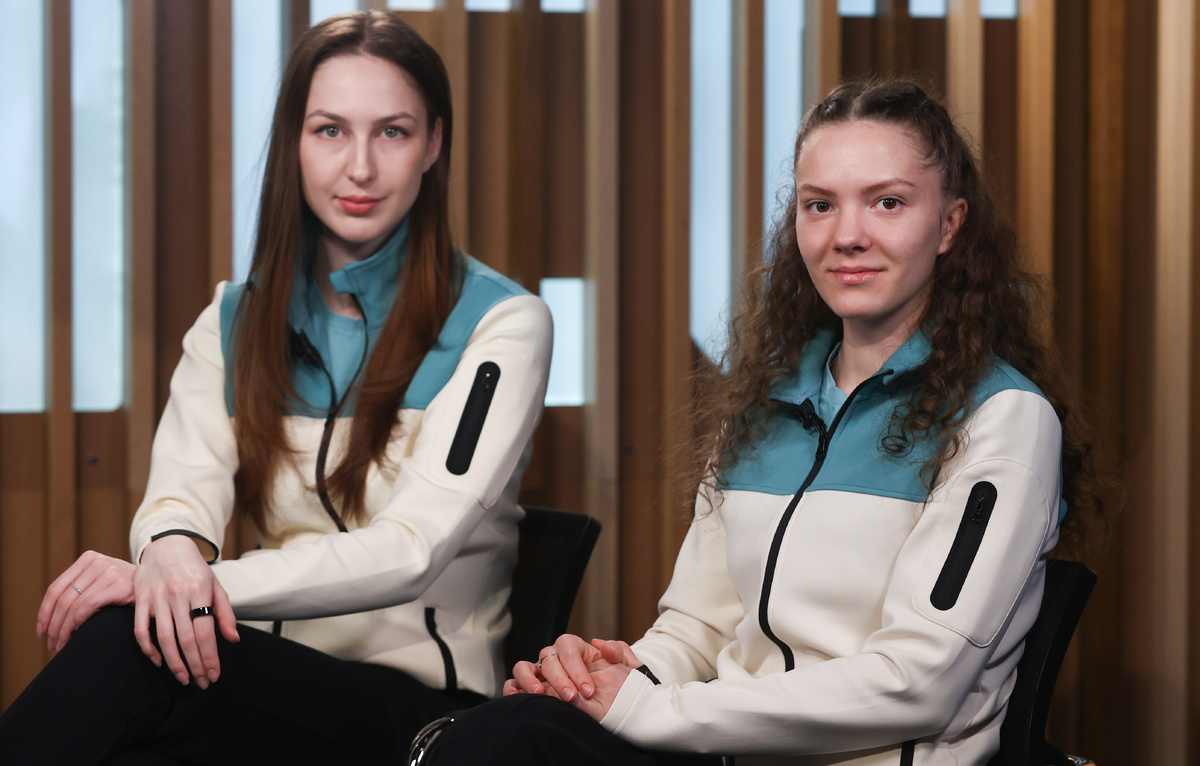    Анастасия Семенова и Ксения Коржова  Алена Бжахова/ТАСС