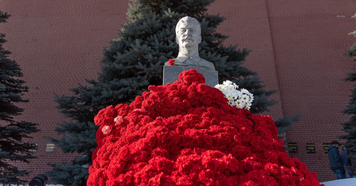 На фото: Памятник и место перезахоронения товарища Сталина у кремлёвской стены, за мавзолеем, где он лежал рядом с Лениным - до начала хрущевской "десталинизации". 