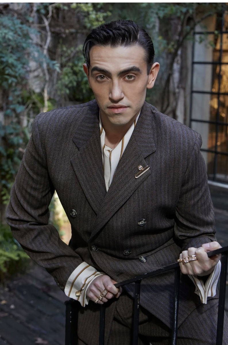 Певец Микеле Брави в костюме от Антонио Марраса.