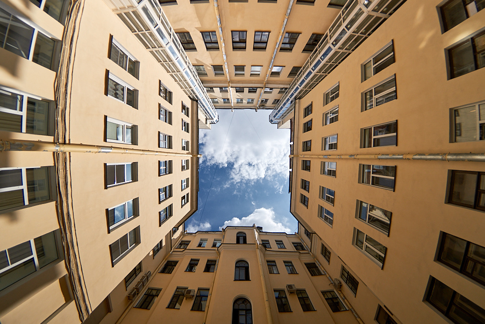 Дворы колодцы