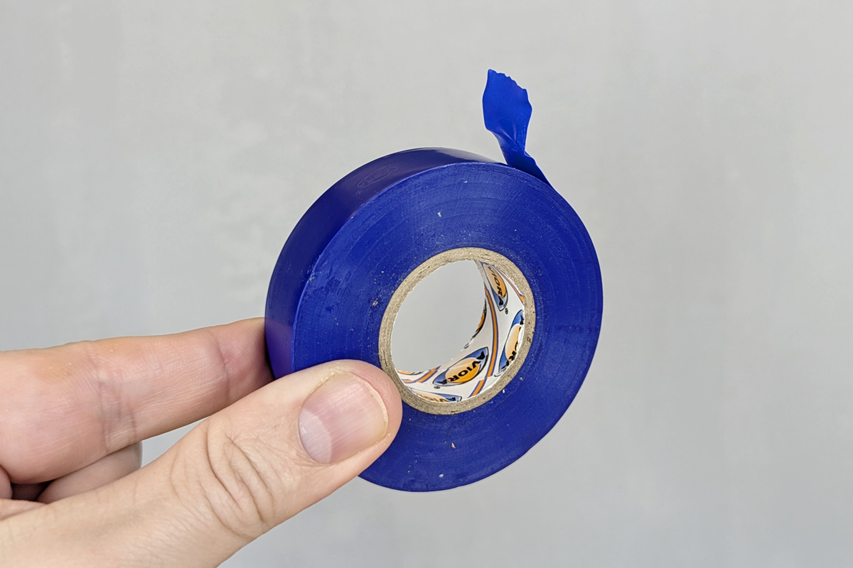 Синяя изолента в руке