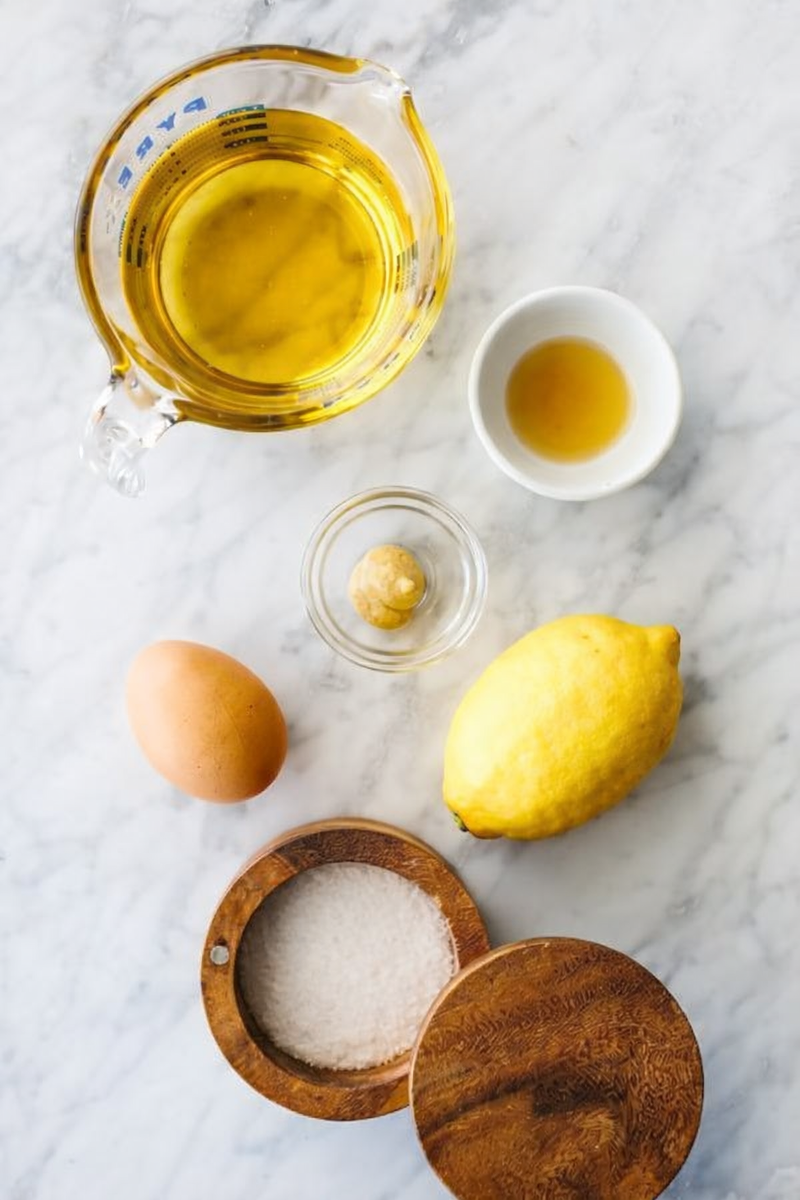 В классической формуле есть масло, яйцо и кислота 