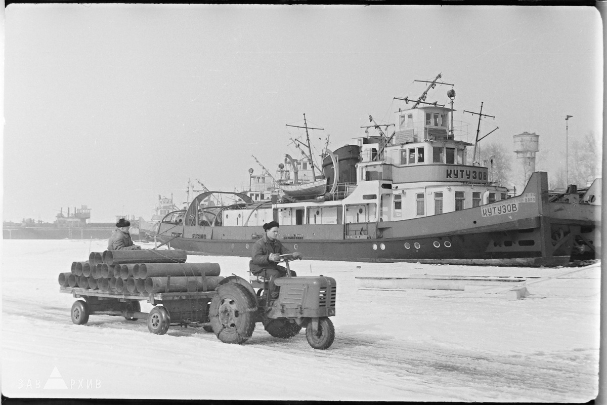 ТТ-2 Красноармейского СРЗ на льду Красноармейского затона. На среднем плане буксир-толкач ""Кутузов" проекта 10, приписанный к Красноармейскому СРЗ 