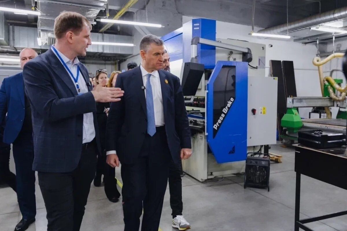    Гостям провели экскурсию по цехам уникального производства.