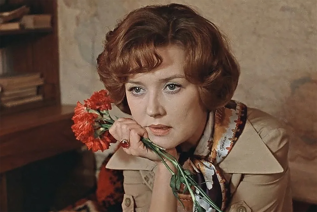 И тут они! Явно отобрали роль у пионов. Кадр из фильма «Москва слезам не верит». 