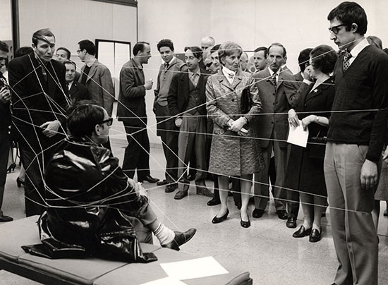 Перформанс Уго Несполо в рамках движения Fluxus, которое проходило в GAM (Galleria d’Arte Moderna) в Турине в 1967 году.