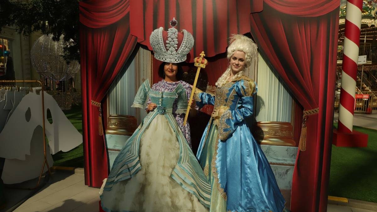    Москвичка Светлана Гучина примерила наряд императрицы, а помогла ей прочувствовать образ актриса-аниматор в костюме фрейлины Влада Гнездилова / Фото: Анатолий Цымбалюк / Вечерняя Москва