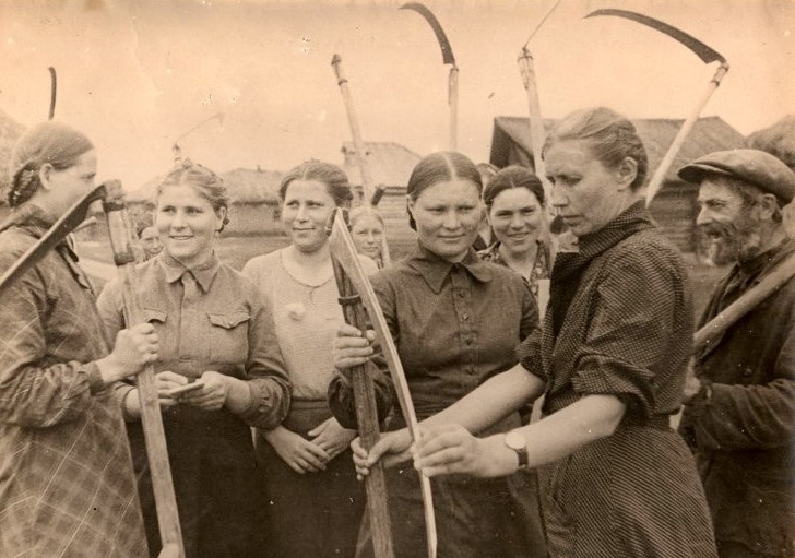 Бригада косцов-женщин. Смотр готовности к сенокосу. 1943-1944 гг.