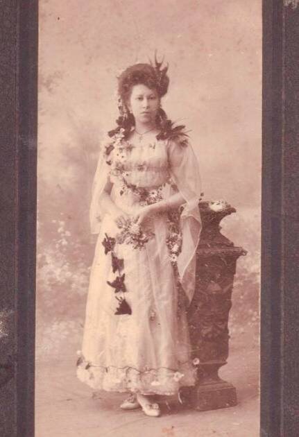 Молодая женщина в костюме «Весны», одна из участниц любительского театра в Нижнем Новгороде. Рубеж XIX - ХХ вв.