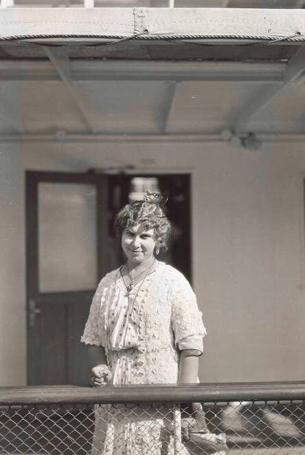 Женщина на палубе парохода. Начало XX в.