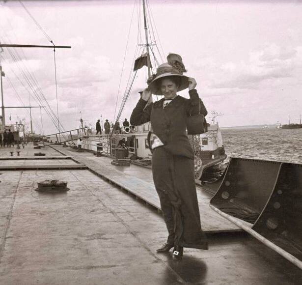 Женщина на причале. Начало XX в.