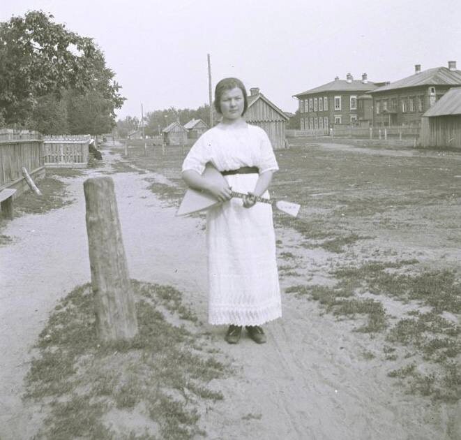 Женщина с балалайкой. Начало XX в.