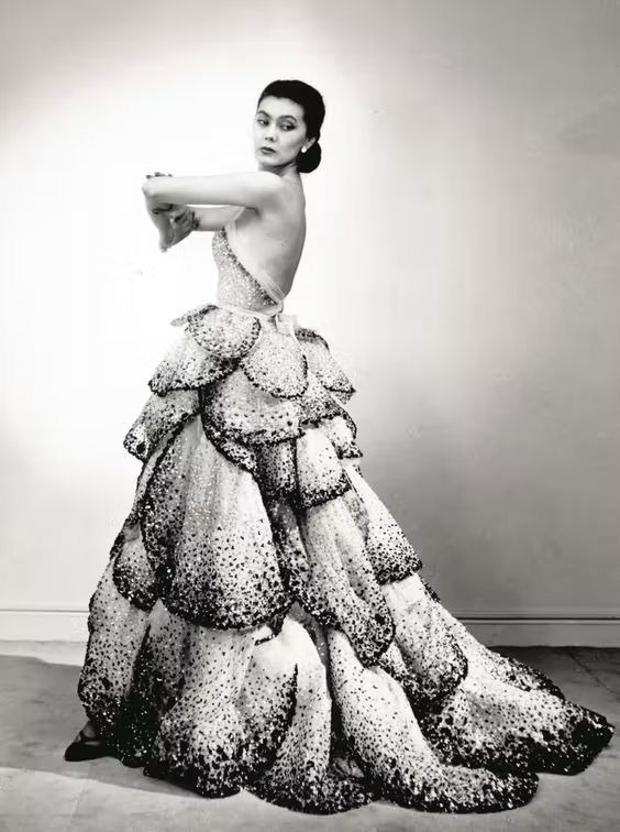 Алла Ильчун, одна из любимых манекенщиц и муза Кристина Диора, в платье "Junon"