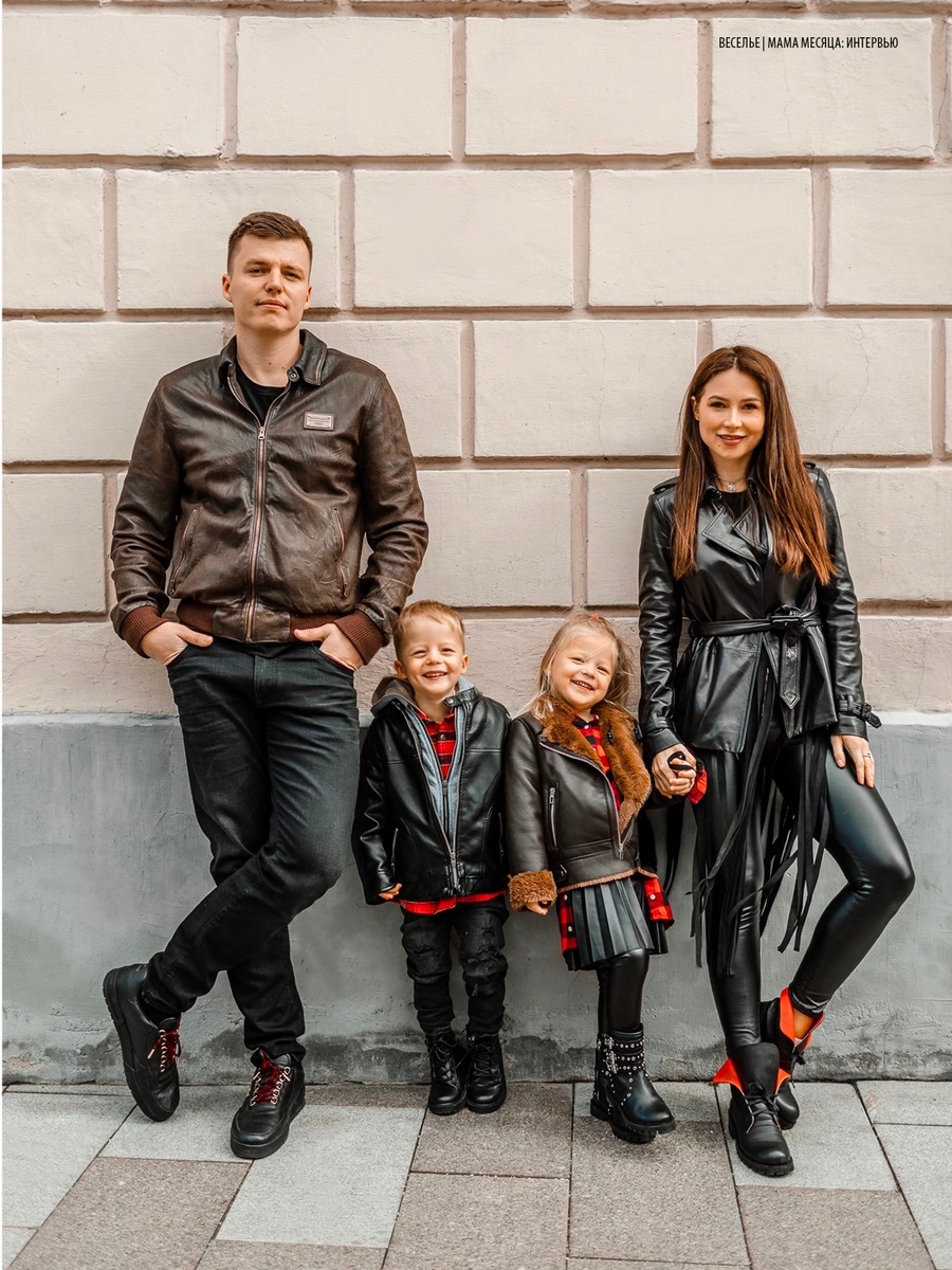 Валерия и Артём Чекалины с детьми, архивное фото блогера