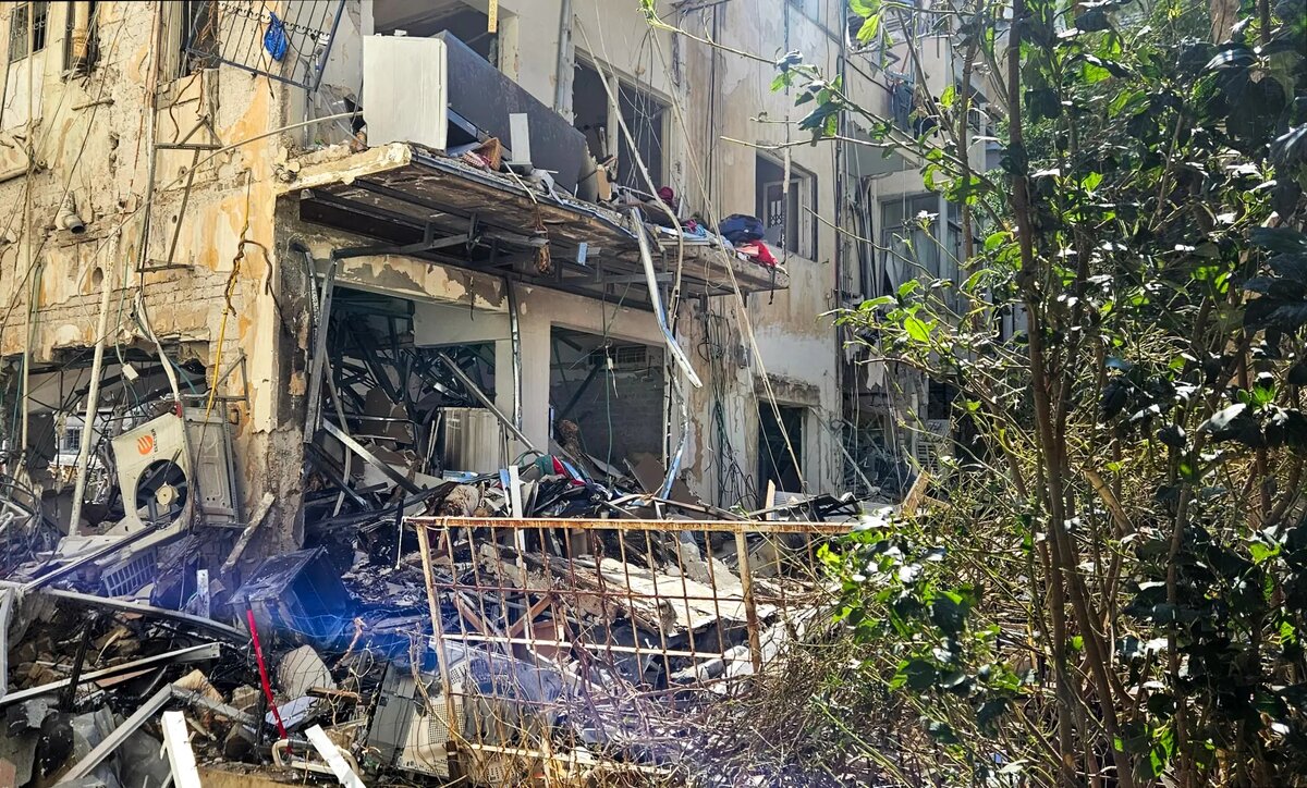     Разрушения в Тель-Авиве в результате ракетной атаки со стороны Ирана. © РИА Новости