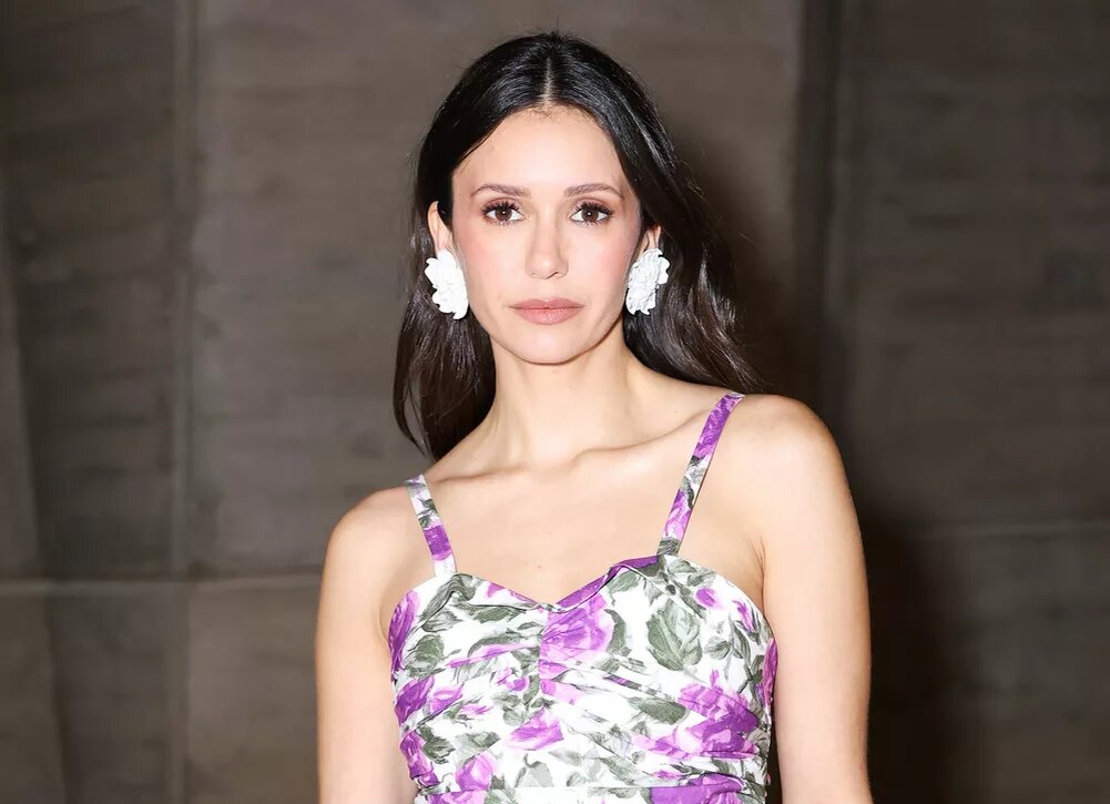    Образ дня: звезда "Дневников вампира" Нина Добрев в цветочном наряде на показе Chloé