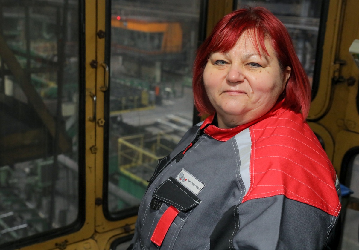 Из кабины крана Ольга Веремеева видит, как кипит жизнь на производстве